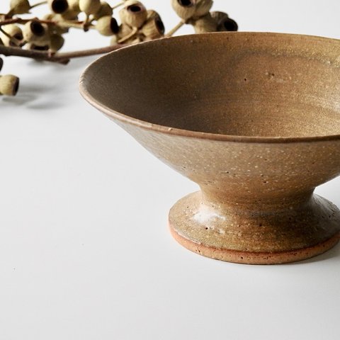 キャメルカフェ小鉢 – 高台が美しいレトロカラー|赤土の温もりが広がるうつわ