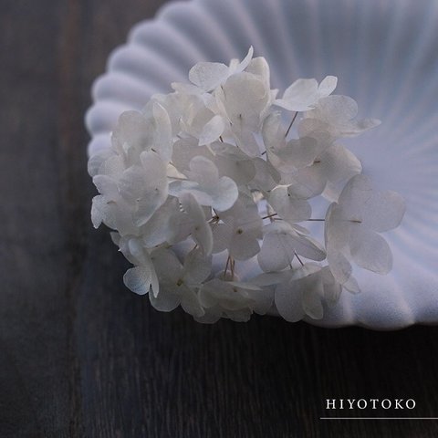 草木染めアクセサリー「グレーの布花の紫陽花ブローチ」