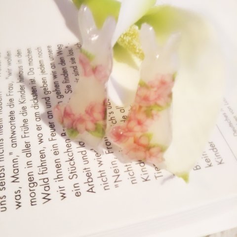 春の訪れ　桜🌸を纏った白うさぎのピアス　イヤリング　マスクチャーム