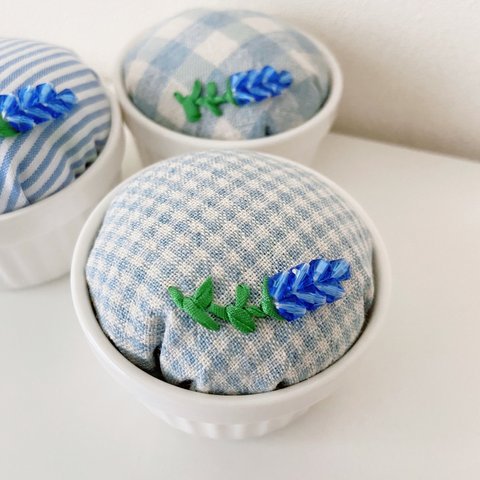 [ラベンダー使用] チェック柄　ピンクッション　リボン　刺しゅう　ビーズ　刺繍　針山　針さし　針刺し