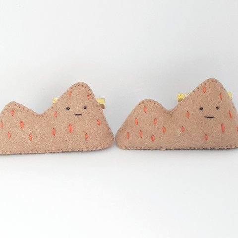 フェルトマスコット　刺繍　ブローチ　山　秋