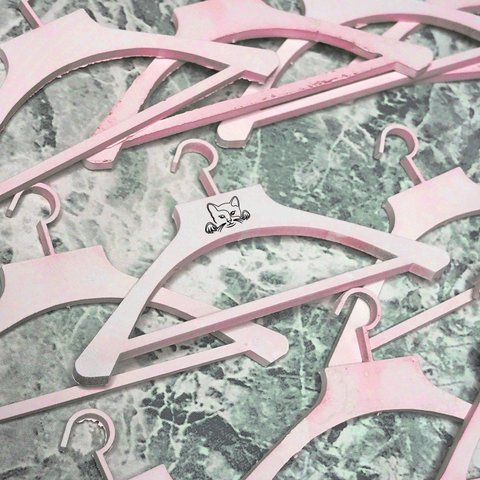 ハンガー 彫刻 cat 猫 ねこ ネコ ピンク色 10本セット 1/6 ドールハウス ミニチュア ブライス ネオブライス リカちゃん シルバニア アンティーク ハンドメイド 木製 家具 ドール