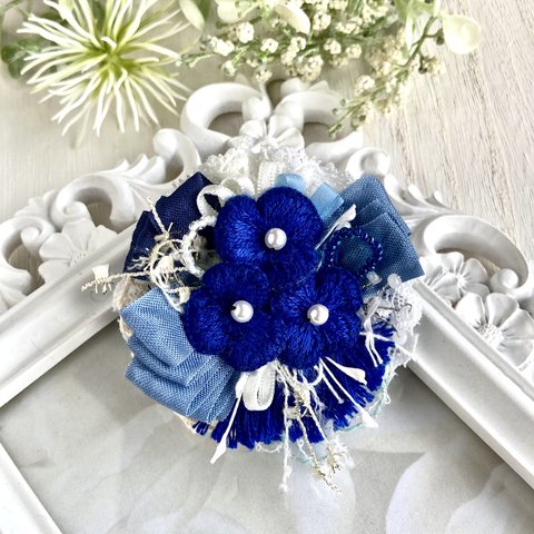 刺繍花とリボンのブローチ　ブルー