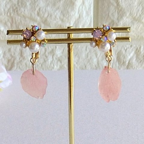 桜の花びらのビジューイヤリング・ピアス