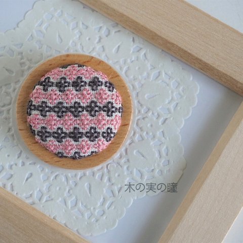 木枠刺繍ブローチ「模様01（ブラウン×ピンク）」