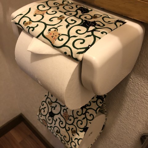 唐草猫のトイレットペーパーホルダー