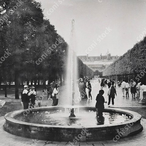 パリの噴水のある公園のイメージ、レトロ、モノクロ、アート、古びた写真　conistock_57441_2