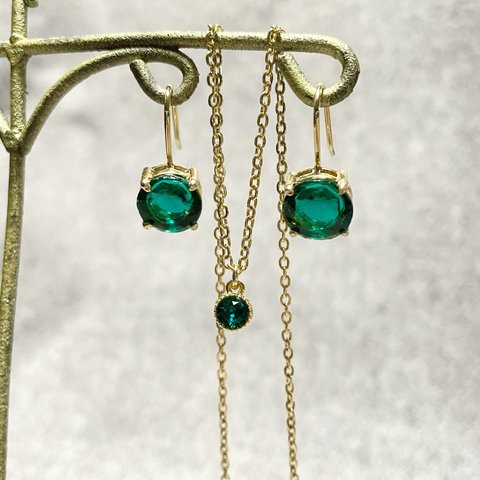 ❄︎ ヴィンテージスワロフスキーピアス×一粒ネックレス【Emerald】