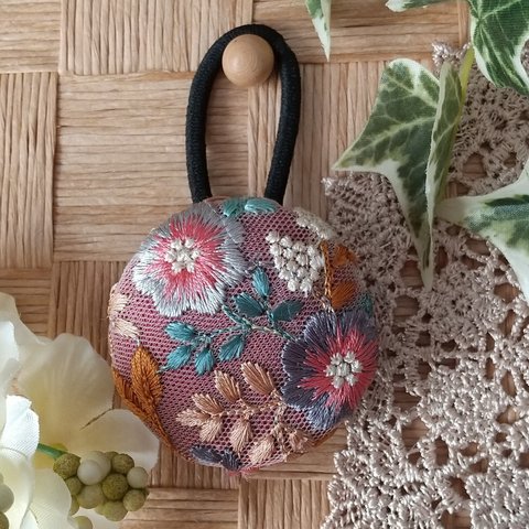 インド刺繍リボン くるみボタン ヘアゴム＊レッド × カラフルお花＊