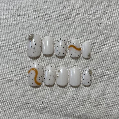 #6 Dalmatian nail