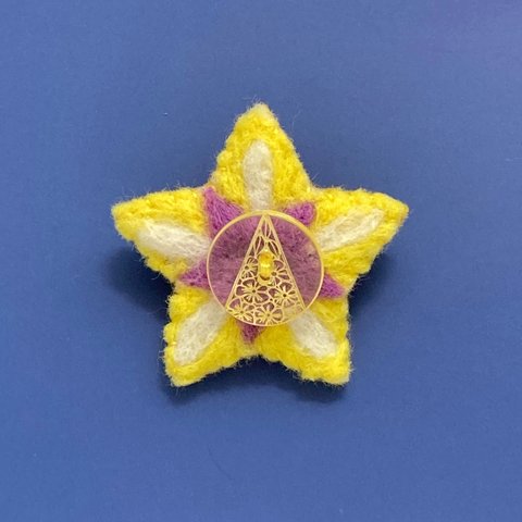 スターダストなボタン花ブローチ<ボタン×羊毛フェルト>Stardust brooch