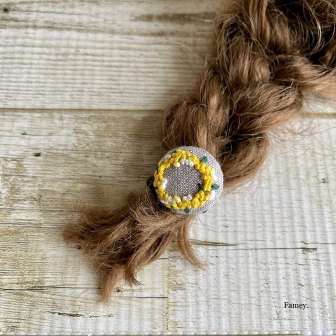 ころんとかわいい手刺繍ミモザリースのヘアゴム　リネン　ミモザ　春　刺繍