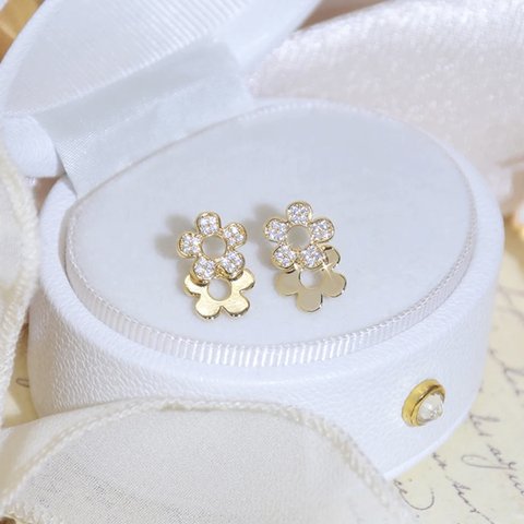 14kgp◆Double flower earring ダブルフラワーの樹脂イヤリング　樹脂ピアス　可愛い　小さめ　金属アレルギー　普段使い　痛くない　デイリー　上品　ジルコニア　キラキラ　大人っぽい