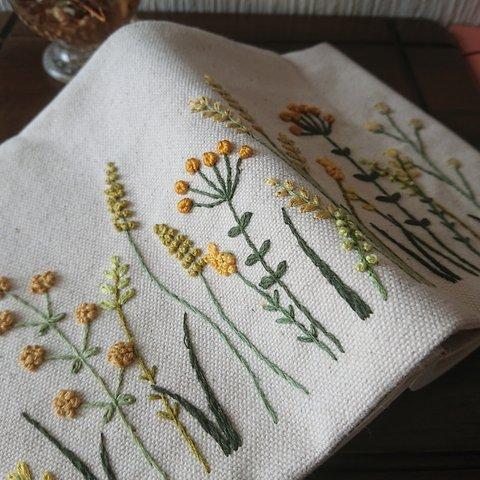 たんぽぽ色の花刺繡の文庫本サイズのブックカバー8号帆布