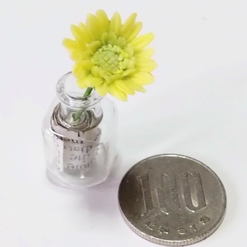 ミニチュアの花「パステルイエローのガーベラの小瓶」