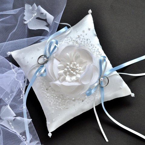 【ラッピング無料】シルク混クリスタサテン　サムシングブルーのリボン　シルクの大輪の白い花　リングピロー　　