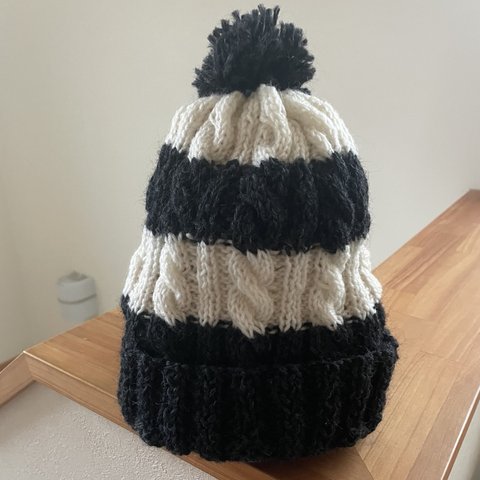 手編みのニット帽（白黒）