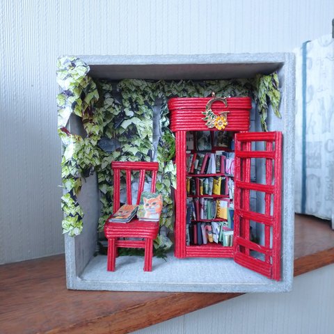 赤い電話ボックス図書館・3Ｄペーパークラフトのミニチュアハウス・クラフトバンドのインテリアボックス  