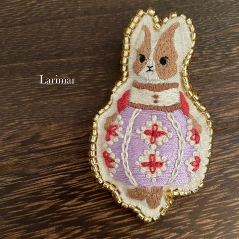 動物刺繍　うさぎブローチ