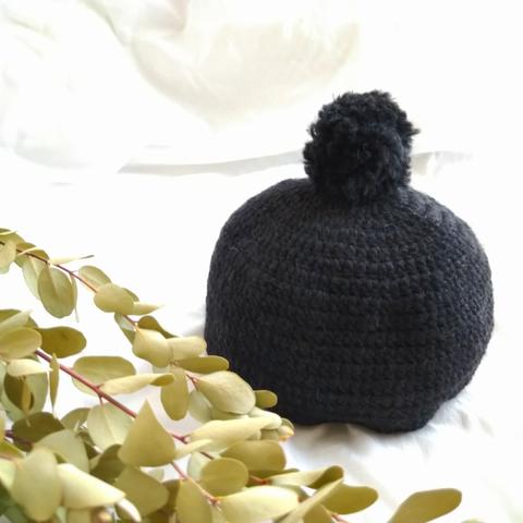 幼児〜小学生サイズ　ポンポン付き手編み帽子（ブラック）