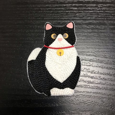  刺繍糸のブローチ•猫(白黒ハチワレ)