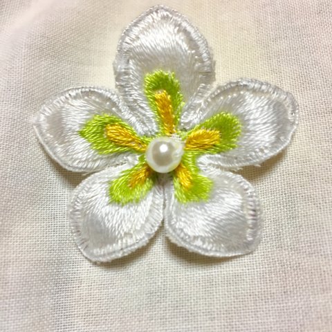 立体刺繍 ブローチ 百合 白