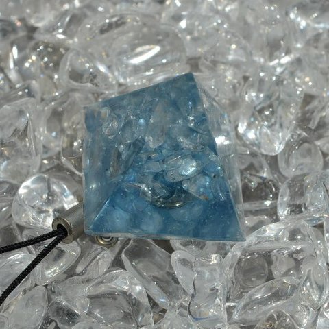 鉱石レジン（ピラミッド型）【水晶】ラムネ