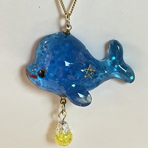 A-473   可愛いブルーの赤ちゃんイルカのペンダント＆ネックレス
