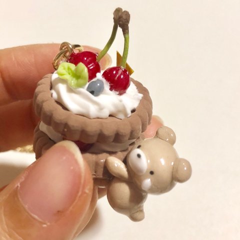 くまのケーキだっこネックレス