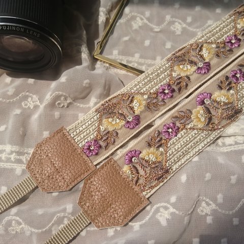 新作   カメラストラップ  インド刺繍リボン 38(ﾁｭｰﾙﾀｲﾌﾟ) 旅行  お花見  ﾍﾞｰｼﾞｭ