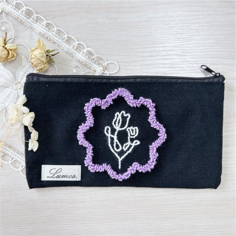 チューリップの黒い刺繍ポーチ＊花柄＊小物入れ＊ナプキンポーチ＊化粧ポーチ＊母子手帳入れ＊帆布生地