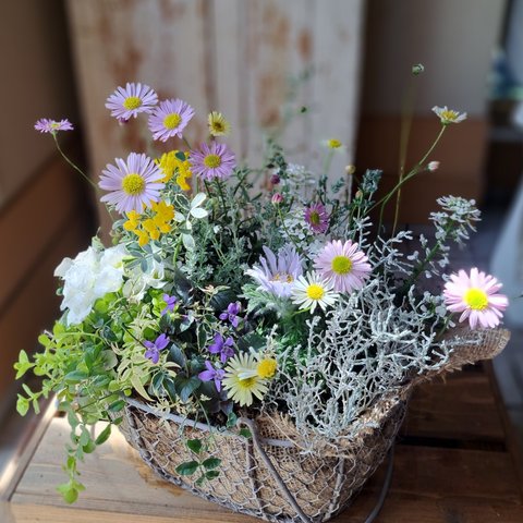 ブラキカムと西洋オキナグサの小花の花籠