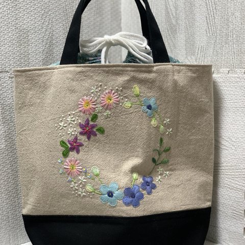 青い花と桃色の花リースの巾着トート