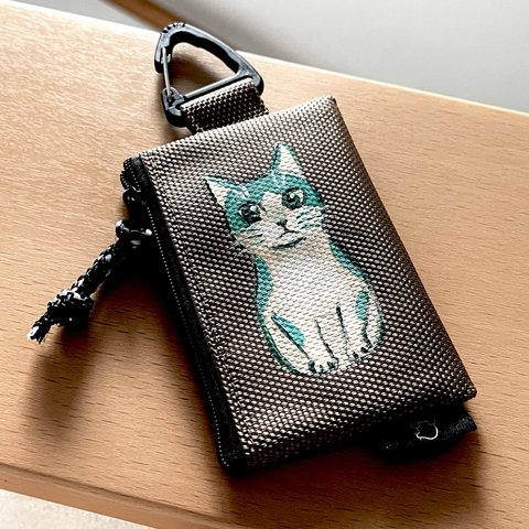 鞄に付ける小物入れ(10) 緑のハチワレ猫のポーチ① バッグチャーム 原画