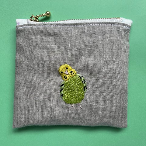 首をかしげるインコさんの刺繍ポーチ　セキセイインコ（グリーン）