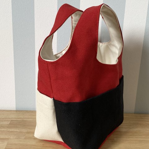 硬さのある帆布でつくったトートbag○8号11号帆布○赤×生成り×黒○ポケット6つ手持ちバッグ○ころりんバッグ、ランチバッグ