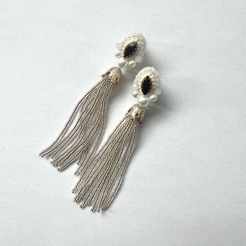 【ビーズ刺繍   &tassel   イヤリング   ♯1】ビーズ ロング ビジュー キラキラ パーティー 華やか ラグジュアリー ビーズタッセル 大きい ゴールド パール ギフト プレゼント 特別