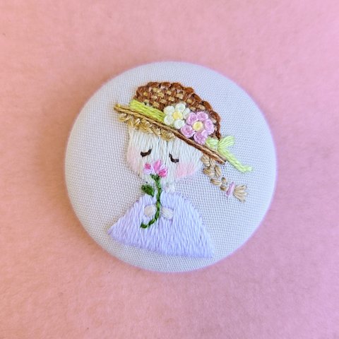 麦わら帽子の少女  刺繍くるみボタン(選べるブロ―チorヘアゴム)