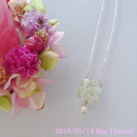 ペールグリーンと白いお花のネックレス