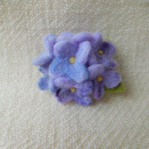 羊毛フェルトのあじさいブローチ（紫色）