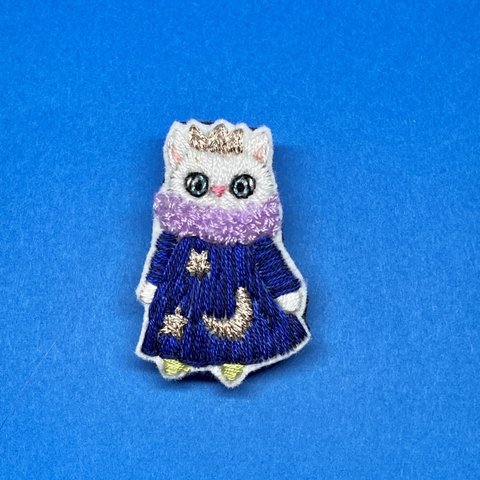 冬の夜の女王　冬の猫刺繍ブローチ