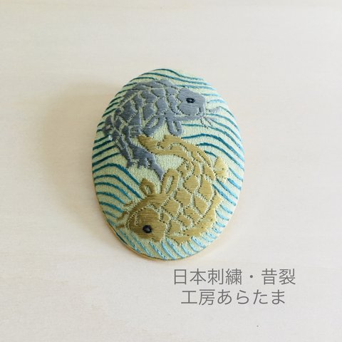日本刺繍ブローチ・ペンダント「めでたい」鯛が二匹／グリーン系  (ゴールドカラー枠) ※オプション金具で帯留めにも 