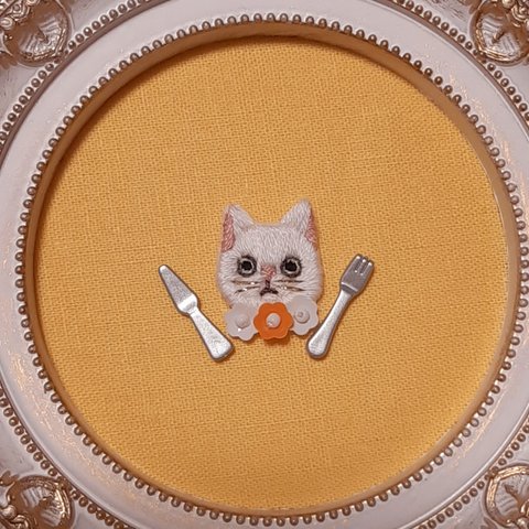 白猫 刺繍 ブローチ/ピアス/イヤリング