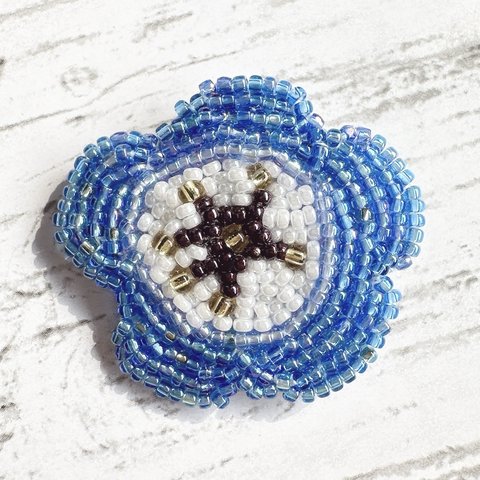 ビーズ　刺繍　ブローチ　ネモフィラ　花　ハンドメイド　アクセサリー