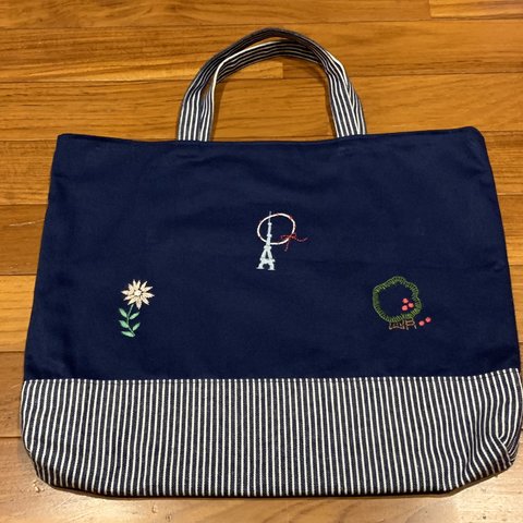 手刺繍入り手提げバッグです♬