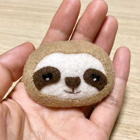 再販　ぷっくりナマケモノのブローチ