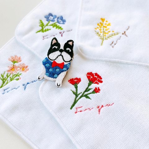 【受注生産】刺繍 お花のハンドタオルと犬のブローチのセット 