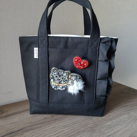 猫ちゃんブローチ付きフリルが可愛い帆布のトートバッグ・ブラック【送料無料】