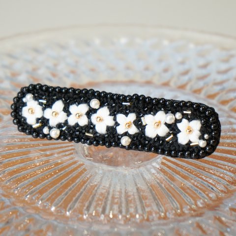 〚　pianoモノトーン　〛お花畑手刺繍ヘアクリップ～black & white～_No.H3