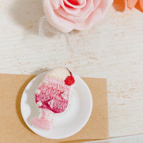 ピンキーないちごクリームソーダな刺繍ブローチ